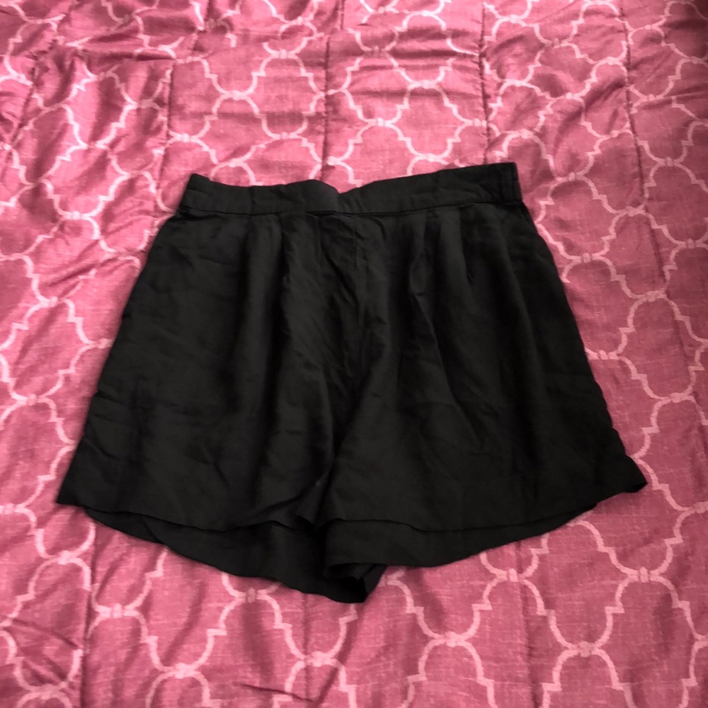 Black flows shorts